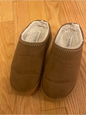 Used Slip-On Fuzzy Lined Slippers - Brown